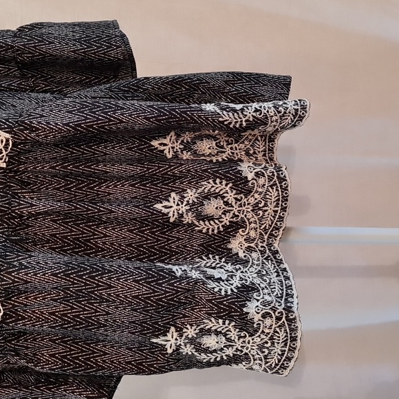 MAURICES L top NWT, black/grey, front tie, emblished bodice and helm, vry pretty - Picture 2 of 6